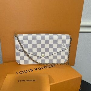 $1200 🅿️🅿️ - Authentic Louis Vuitton Felicie